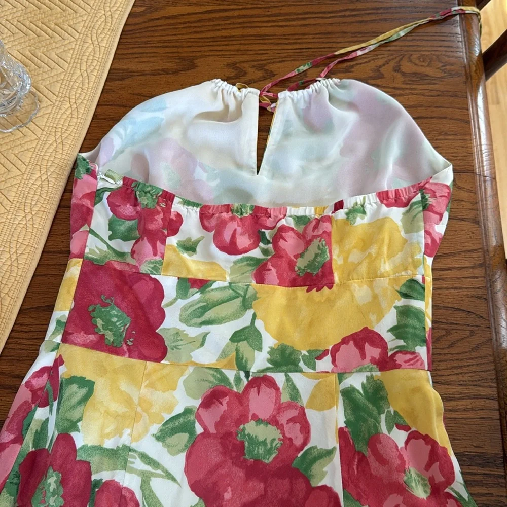 Silk dress lined in polyester. Zips on the side seam. - Picture 2 of 4